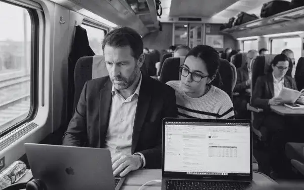 Shoulder Surfing : Quand le danger ne vient pas d’un algorithme, mais du siège d&rsquo;à côté